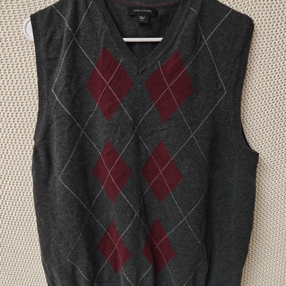Structure Men's Gray and Red Argyle Sweater Vest